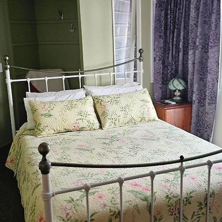 Fred&Donz Bed And Breakfast Taupo Exterior photo