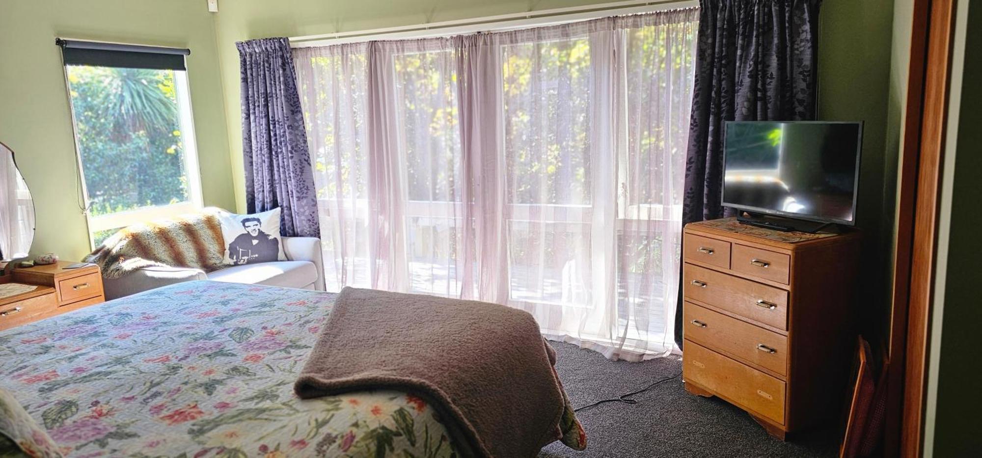 Fred&Donz Bed And Breakfast Taupo Exterior photo